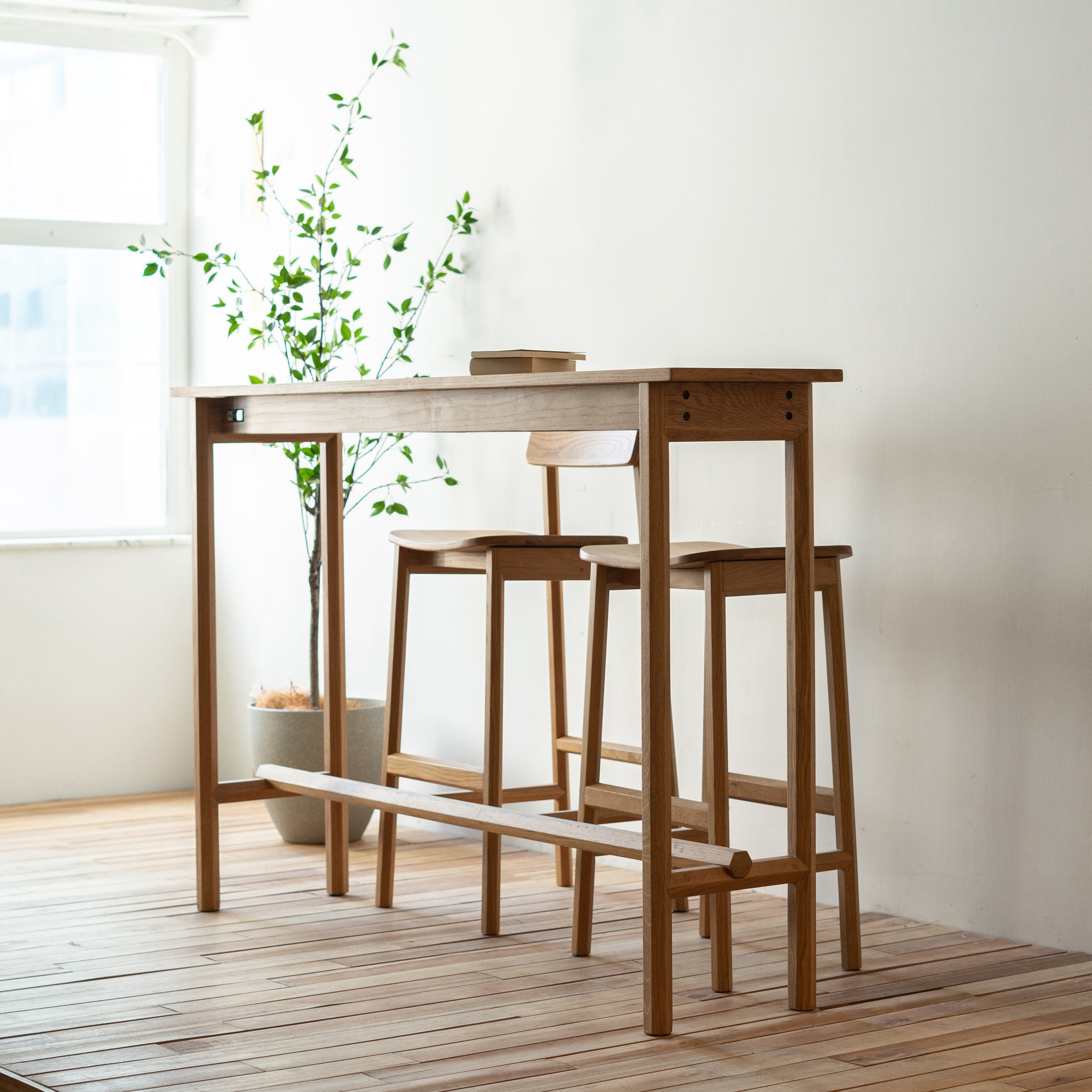 FLO - Dinsor Pantry Table